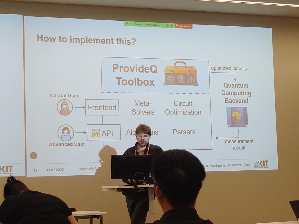 Domenik Eichhorn hält einen Vortrag zur ProvideQ Toolbox